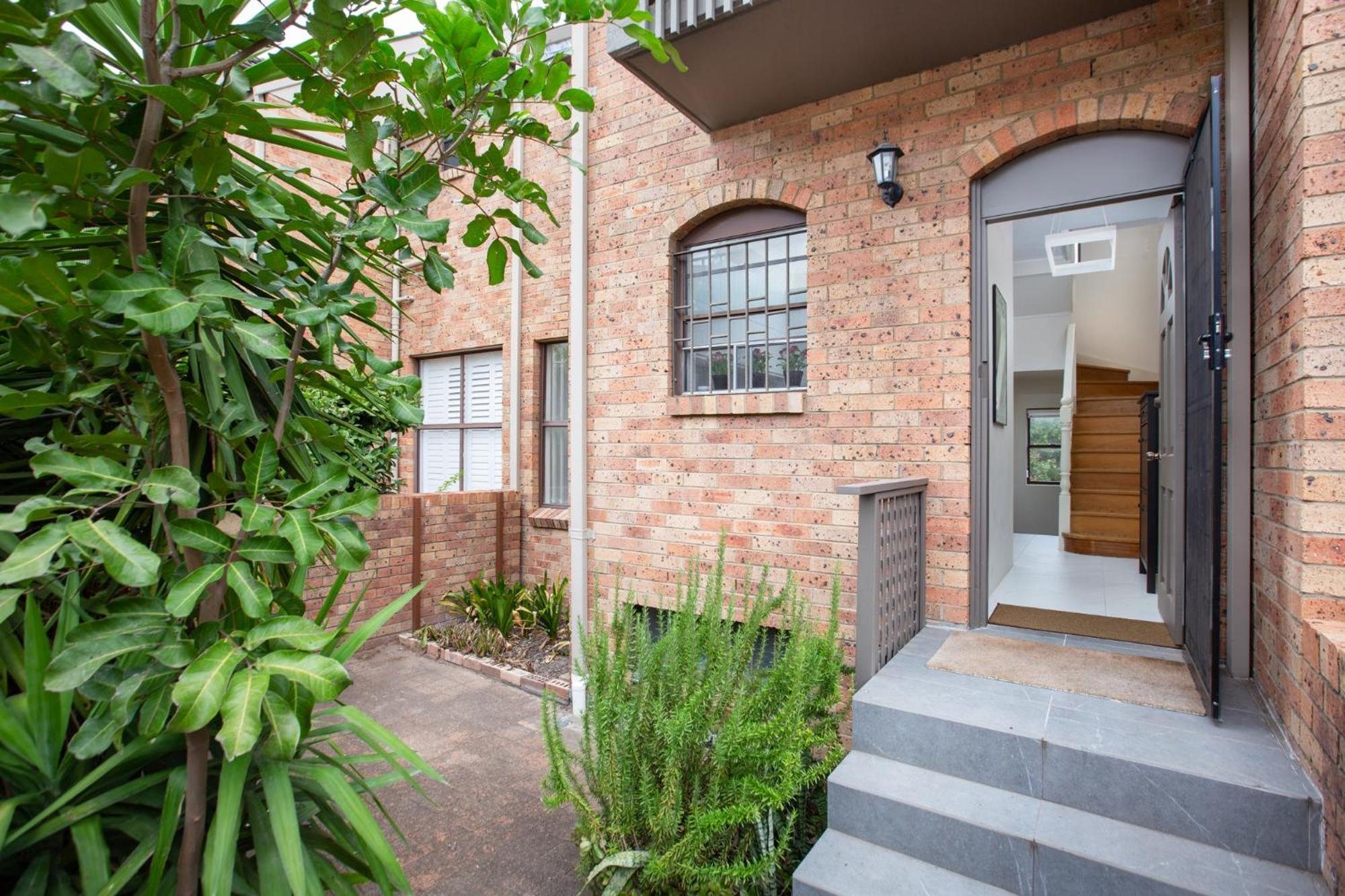 Spacious 3-Bed Townhouse In Stylish Balmain Сидней Экстерьер фото